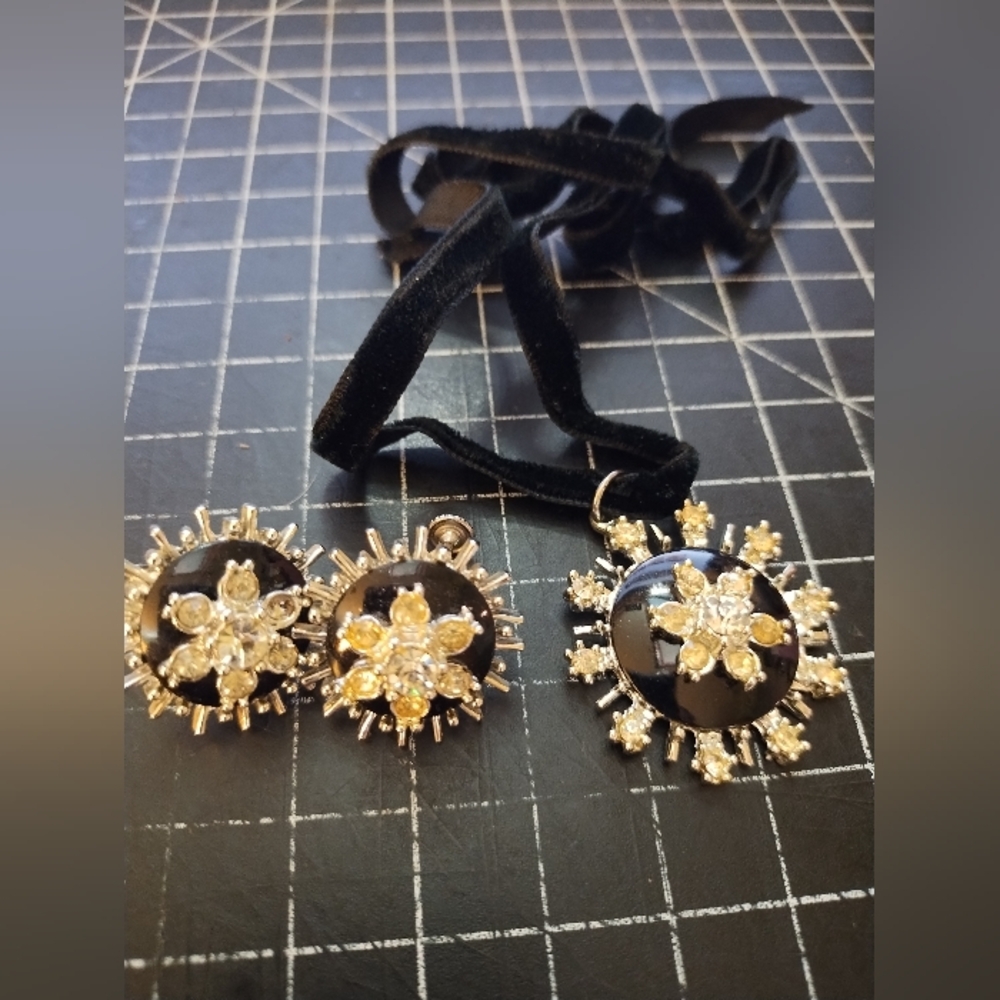 Vintage Snowflake Jet Black Choker & Earrings Set, Screw Backs, Velvet Rβ¦